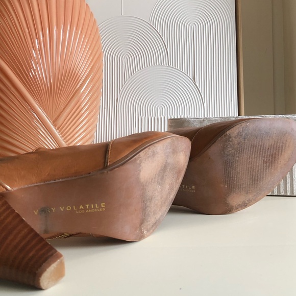 VERY VOLATILE buttery soft leather bootie boots camel color gold trim  size 10 - Picture 14 of 16